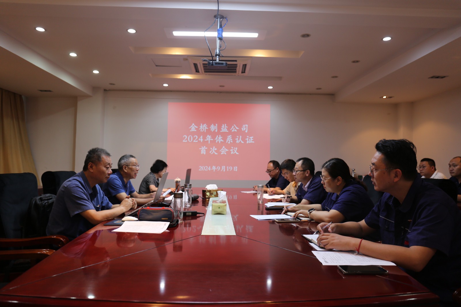 近日，金橋制鹽公司通過北京世標認證中心審核，給予食品安全管理體系、環(huán)境管理體系和職業(yè)健康安全管理體系認證“保持認證資格”的監(jiān)督審核結(jié)論，給予質(zhì)量管理體系認證“再次注冊”的再認證審核結(jié)論。通過審核，是對公司精細化管理成果的檢驗，促進公司內(nèi)控管理水平持續(xù)提升。（李曉月）